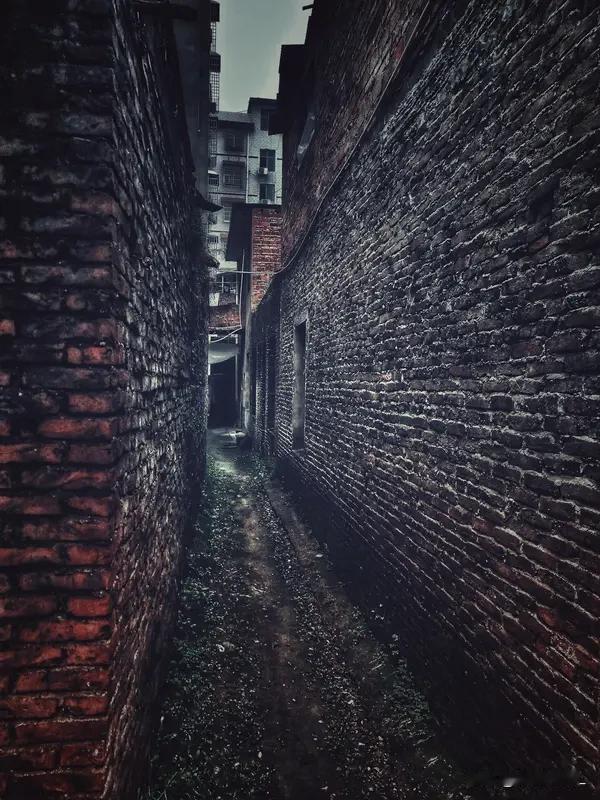 看到题目是“街宽巷窄”，诚邀下联，忽然想到4个字：“人小心阔”。怎么会突然想到这