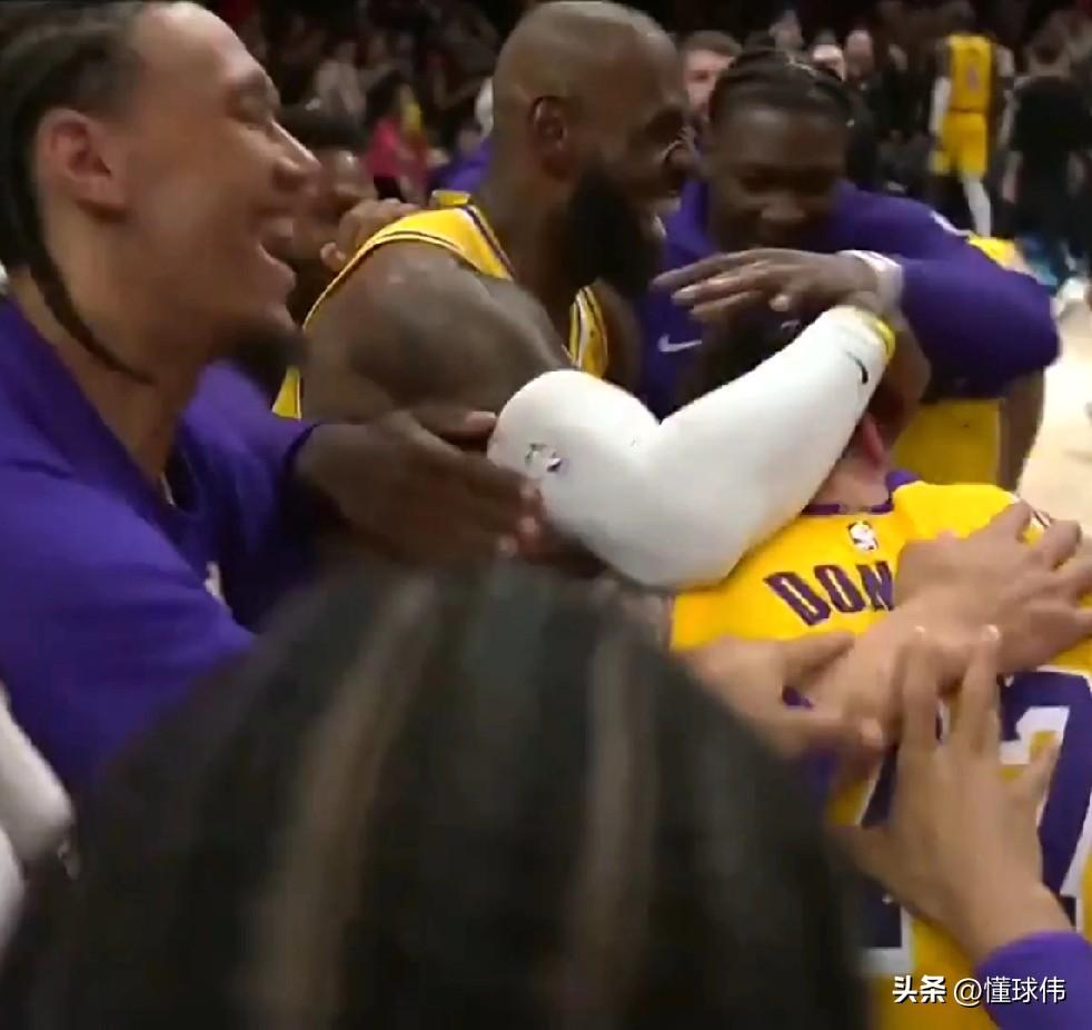 三双老詹！东契奇谈詹姆斯：

“41岁的年龄。”

“背靠背的比赛。”

“勒布