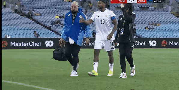 都在看徐彬犯规，有没有看到这个队医？我一直在看队医，这个很少见啊！很多队伍不带女