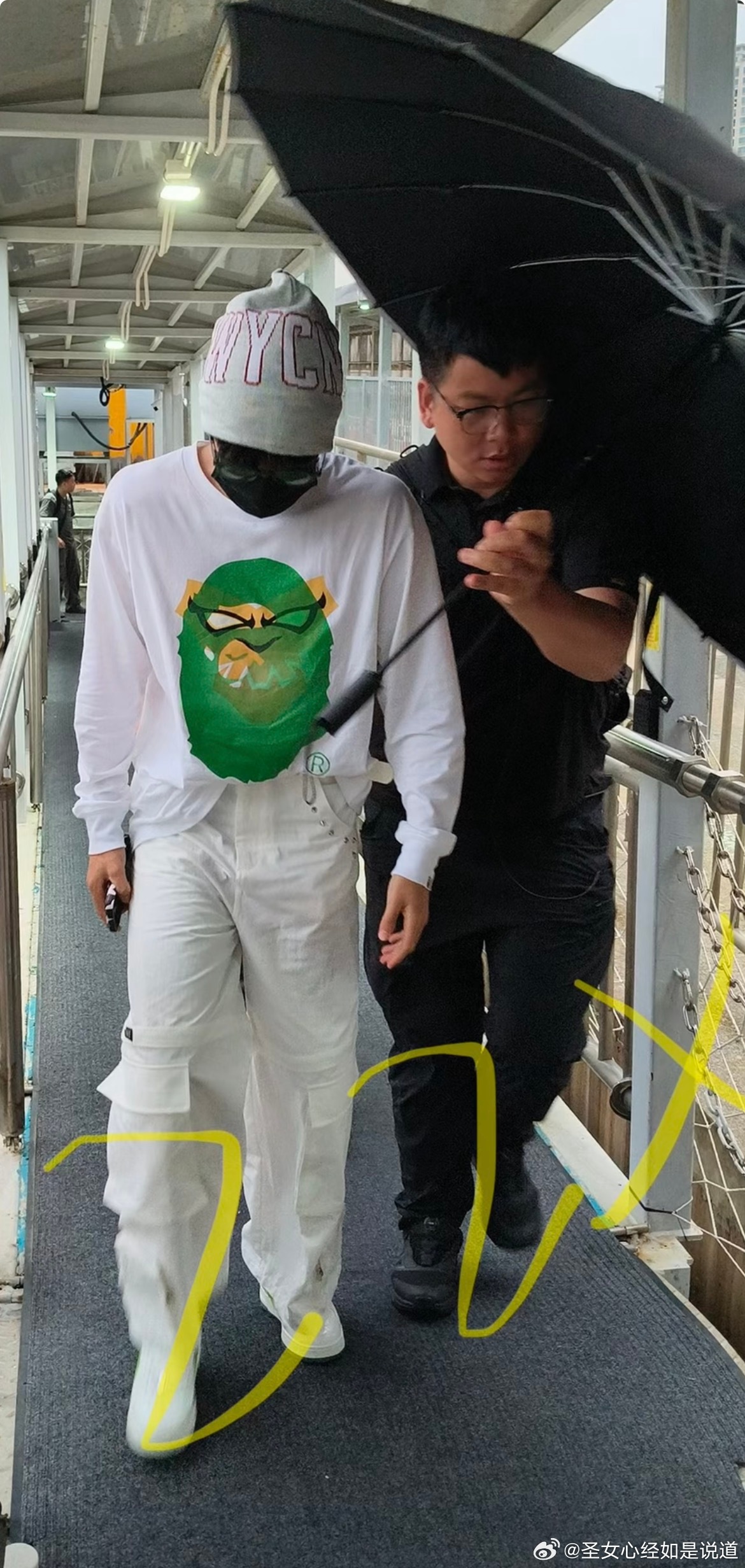 今天是全身白的咪！今天会冷吗？志鑫穿这么严实