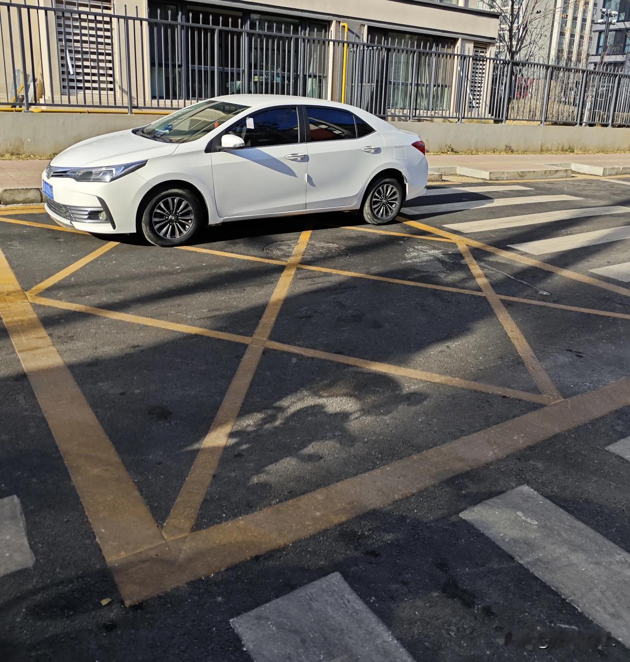 有些人停车被罚，一点也不冤，或者说是罪有应得！
那么多停车位，偏偏要停在路口这个