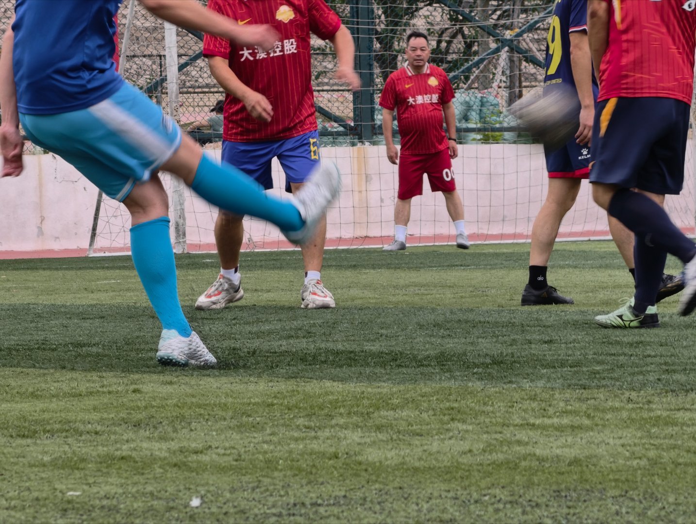 一个月多没踢了，体力下降了好多！以前能踢3个小时跑10公里，现在最多两个小时8公