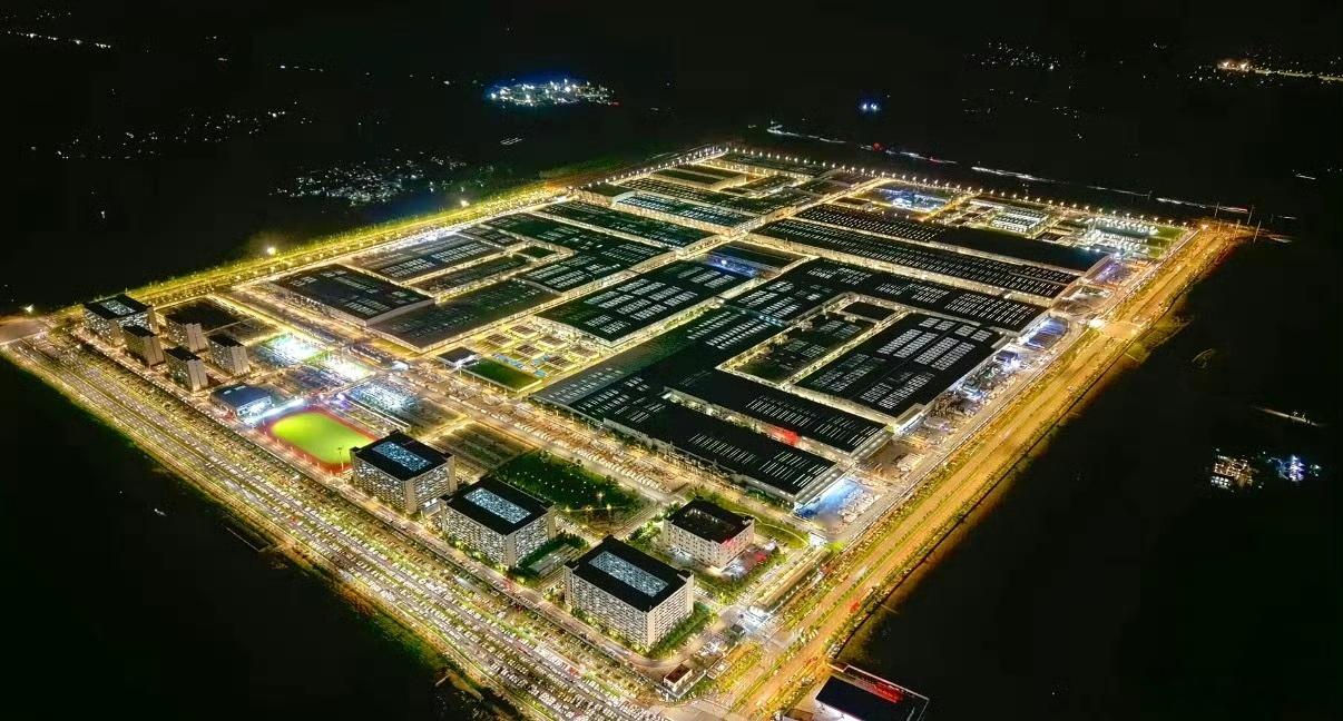 网友：这是比亚迪在广西南宁的电池工厂，布局整齐得像是一块主板芯片，同时带动了南宁