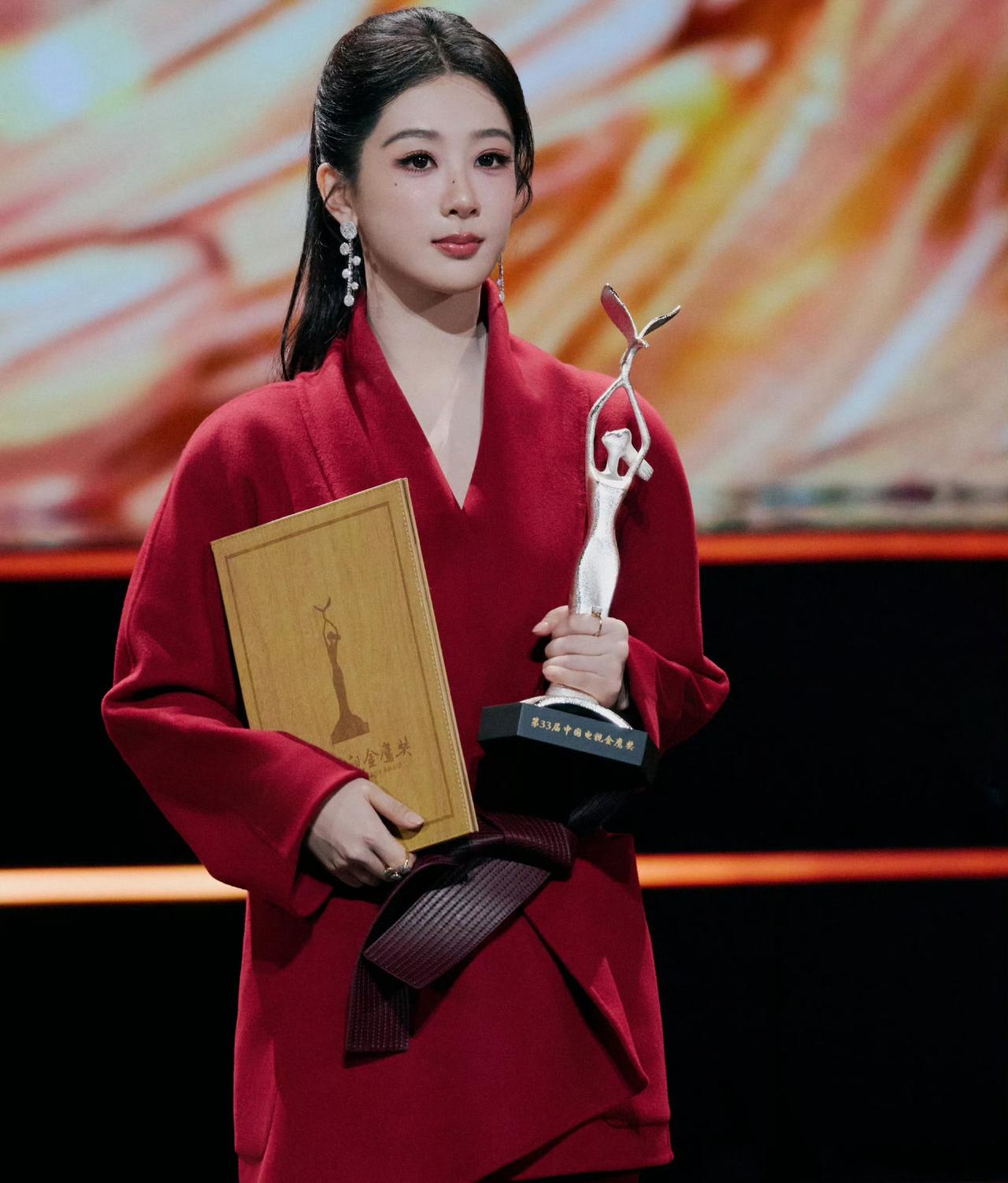 底子不差却输在穿搭，从米兰到巴黎，杨紫三套造型争议盘点


在最近的几次的公开活