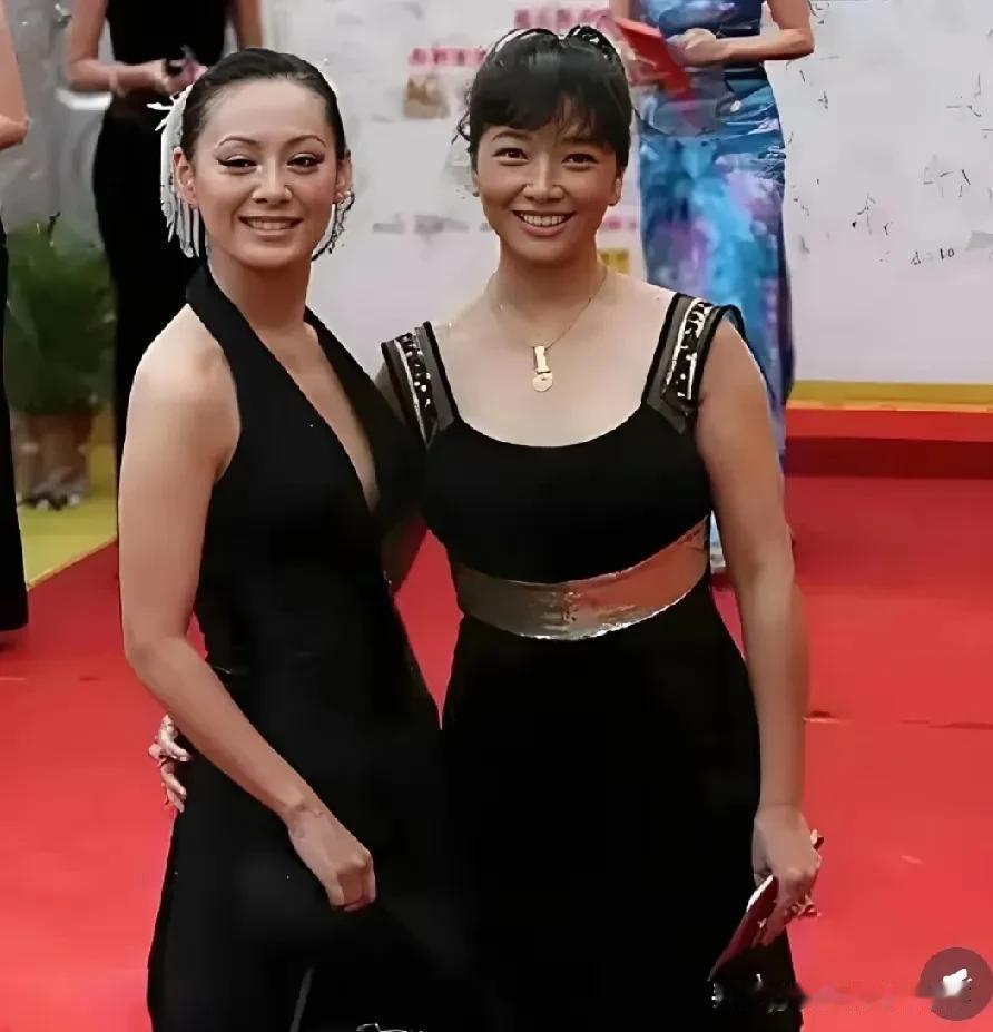 江珊和宁静年轻时的合影，俩人笑得那叫一个灿烂，隔着屏幕都能感受到那份鲜活劲儿！