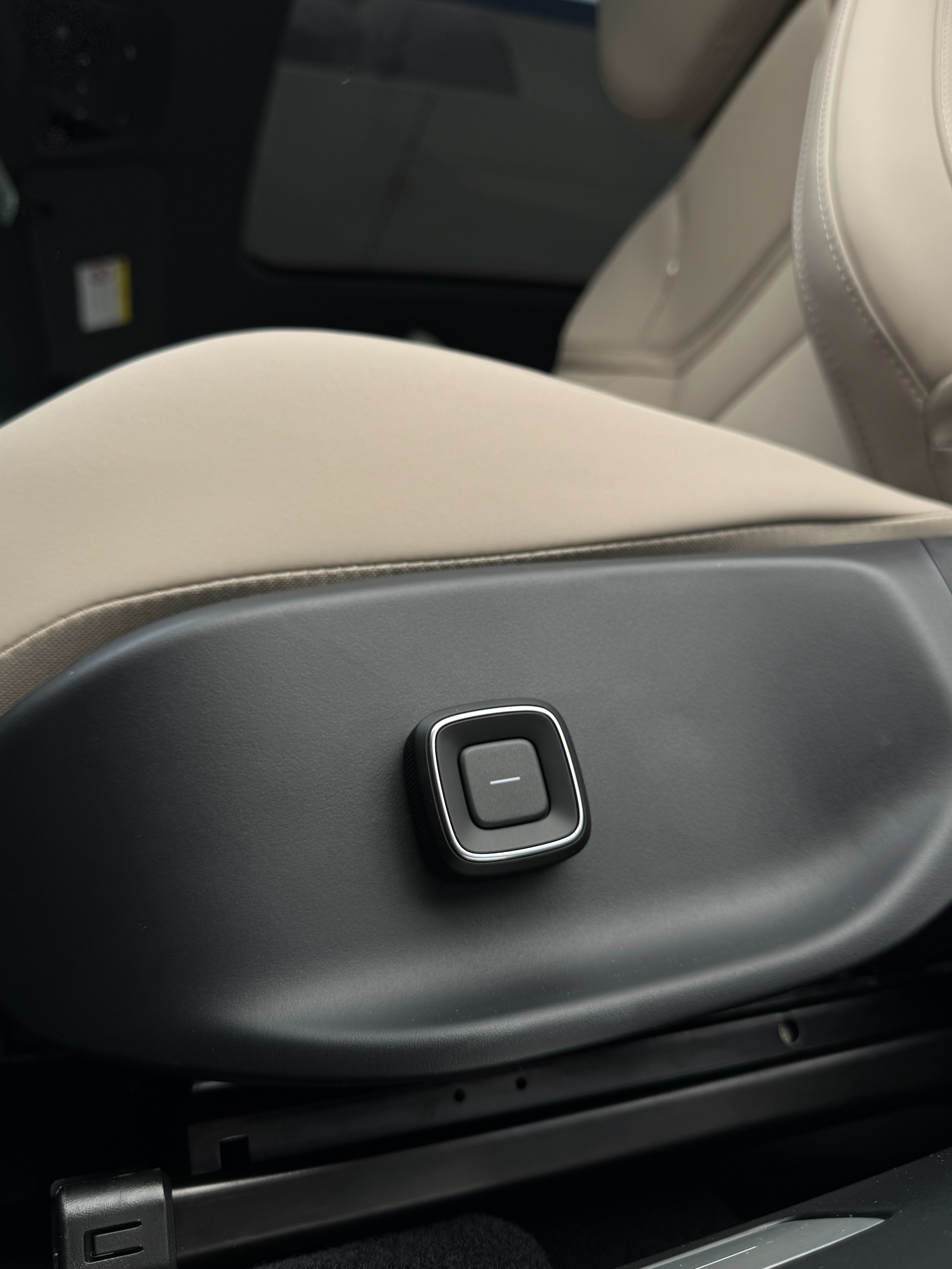 沃尔沃XC70的座椅调节按键，这么牛逼的设计，你为什么不吹啊？一个按键，把设计、