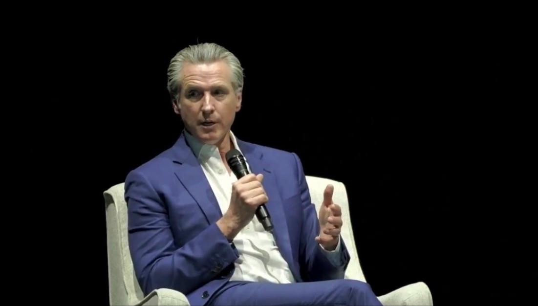 加州州长纽森今天写道：“别担心，美国！你们的油价在上涨——但特朗普赚得盆满钵满。