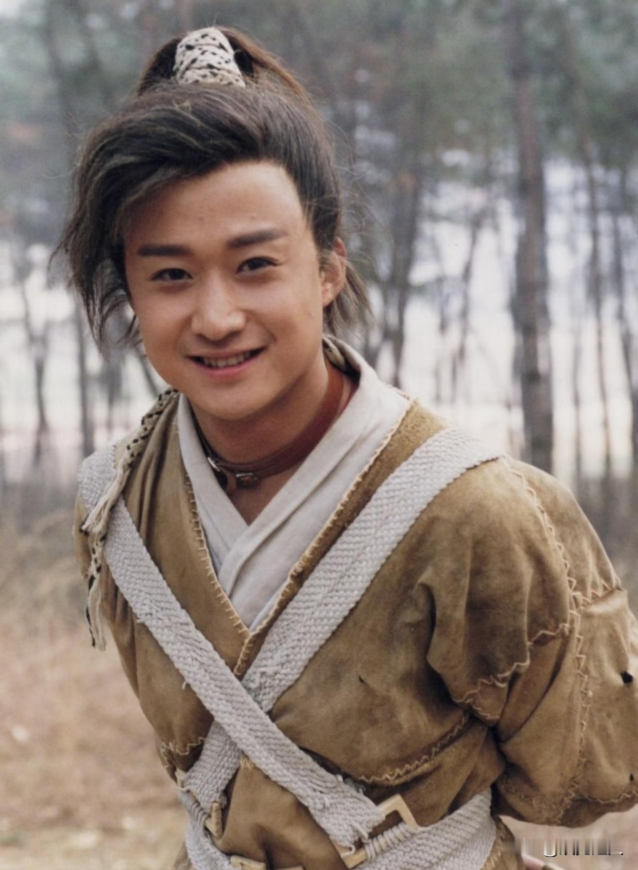 真没想到，吴京年轻时候这么帅！2000年的古装旧照，那会儿他才26岁，一脸娃娃脸