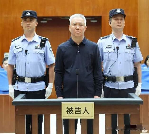 站在法庭上的许家印，虽然已是满头白发，但是看上去不仅红光满面，而且一点也没有瘦，