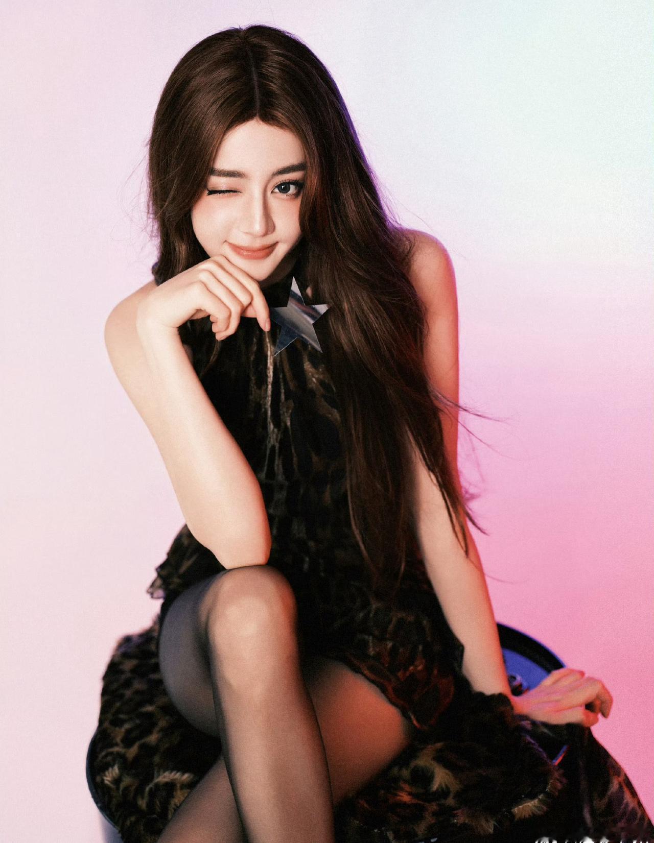 迪丽热巴见面会热烈期盼这场香辣狂欢之约，迪丽热巴自带耀眼光芒，兼具灵动风姿与独特
