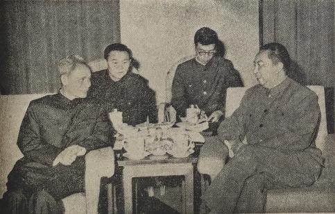 1977年6月华国锋和越南范文同总理在兄弟般情谊的气氛中进行亲切友好谈话。