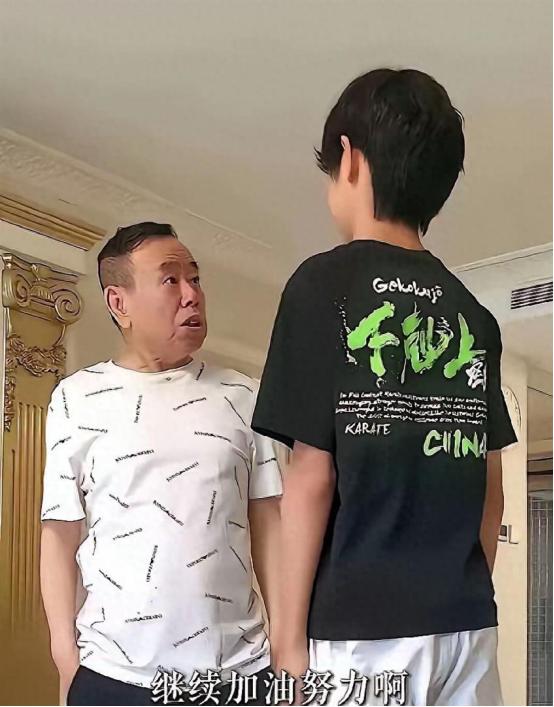 外孙的身高成了潘长江的心事！
潘长江身高1米58，为了不让外孙吃身高的亏，当年女