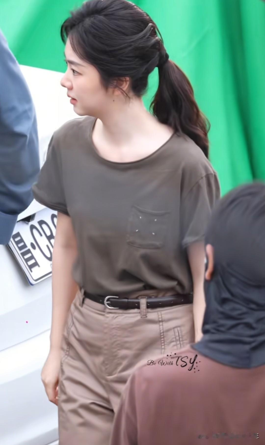 松韵看架势是在拍剧现场吗？气质型女明星松韵唱歌 松韵美学 明星 [赞][赞][赞