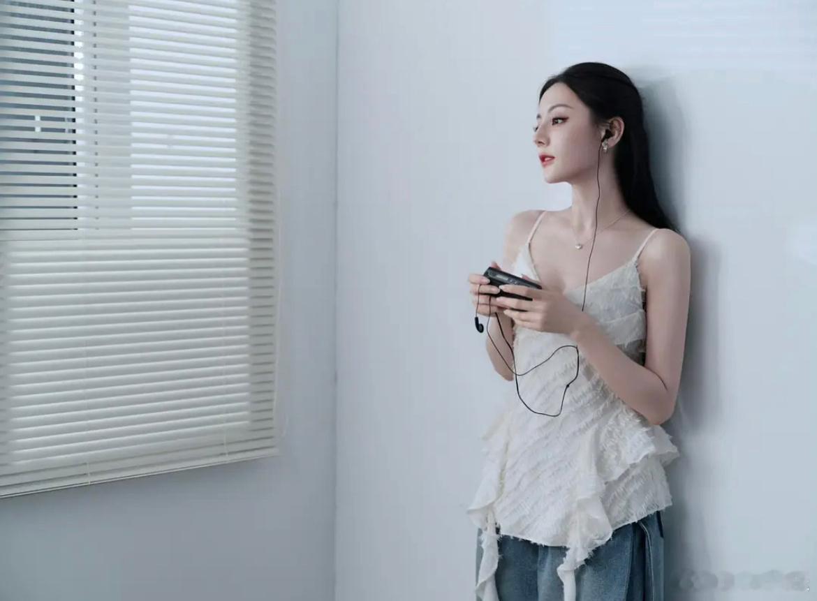 迪丽热巴这套图好可爱，真是脸在江山在并且这回摄影构图和色调也不错，很夏日清新的感