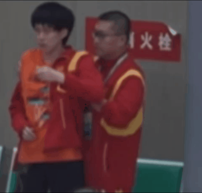 他们一路走来，到底有多不容易啊，
看体能教练给王大头按摩时，
他痛苦的表情就知道