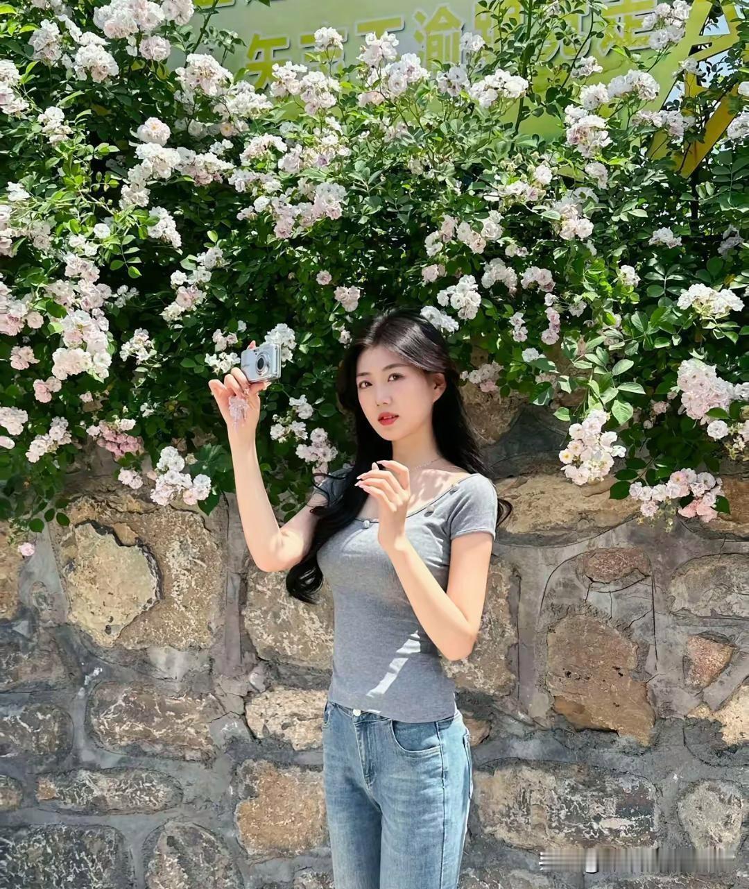 花海中的甜美自拍，阳光下的清新时光治愈花朵自拍 花海少女照