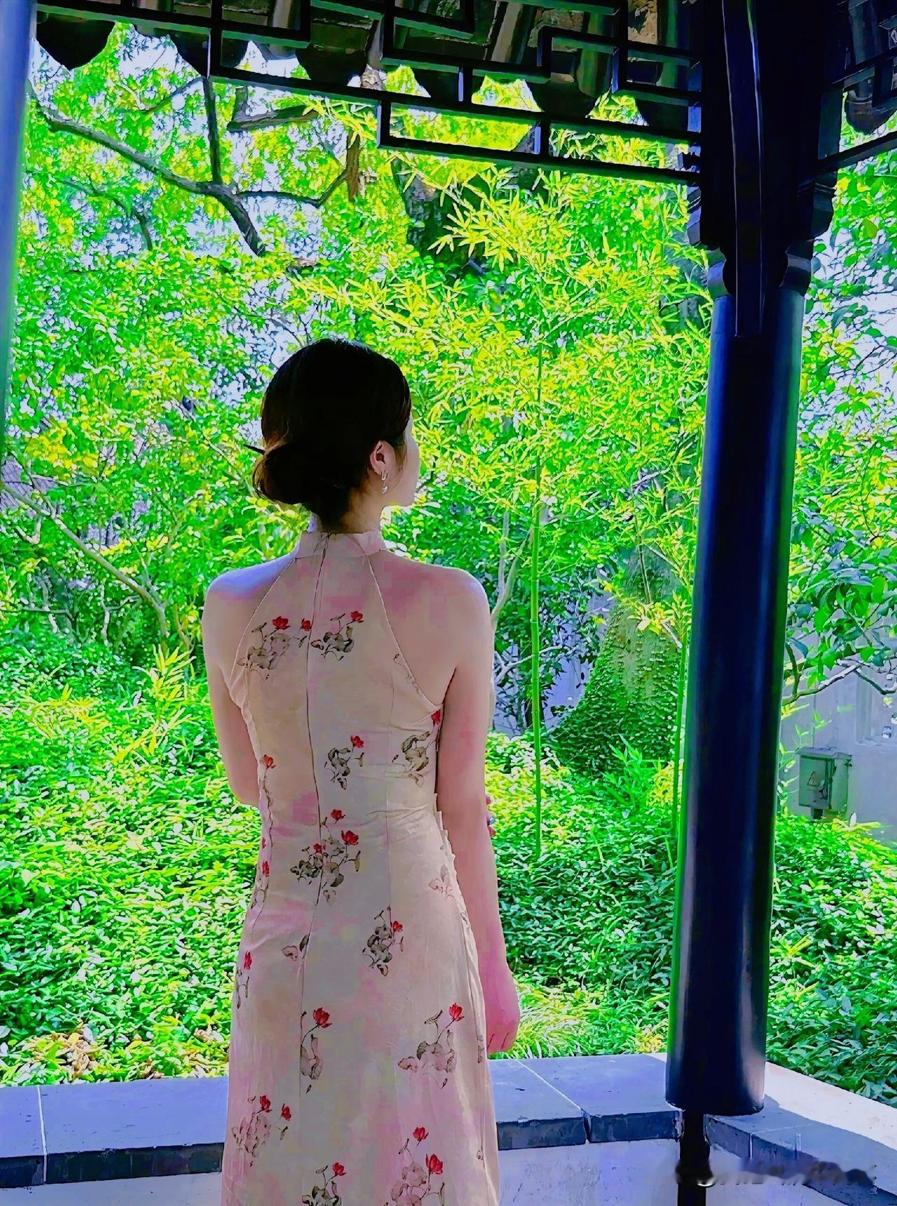下联：流年暗换絮飞愁
上联：有请雅士[玫瑰][玫瑰][玫瑰]