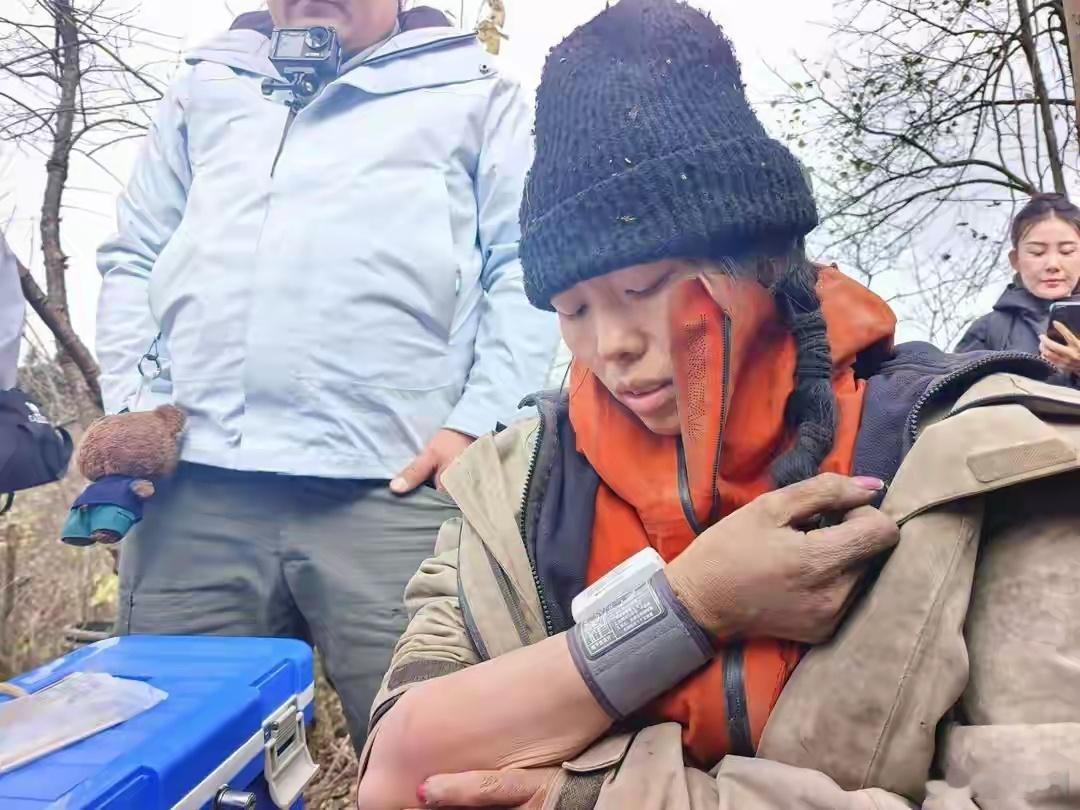 像这种荒野求生，不能靠咬牙硬扛，能坚持到最后的拼的是综合实力，比如狩猎技能、野外