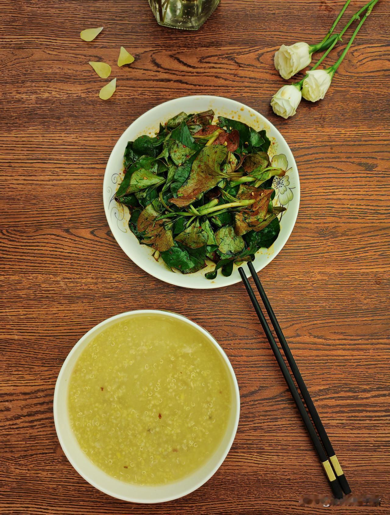 好久没有自己做饭了。一碗无米之粥，一盘很多人都不吃的草，便是我一个人的懒人减脂晚