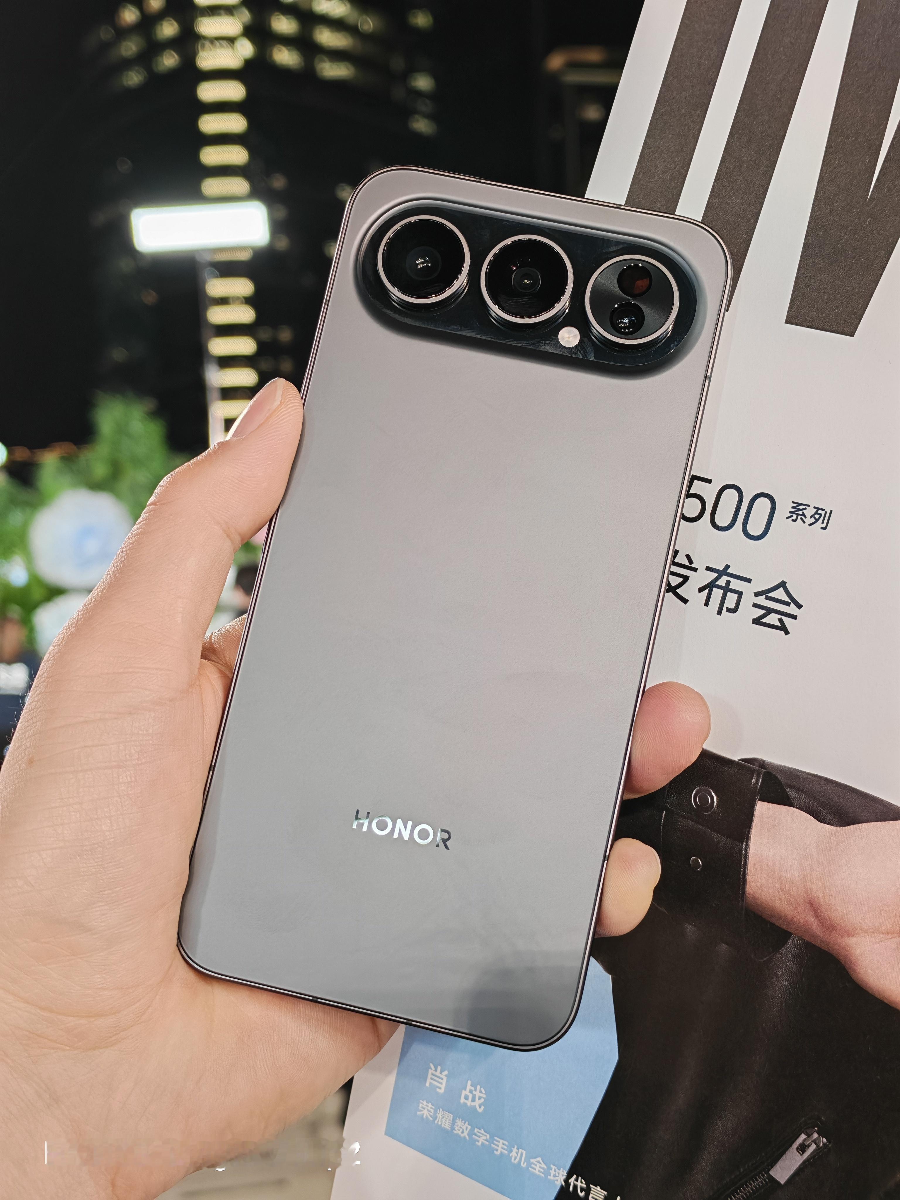 这次的荣耀 500 系列，我认为有给到价格上挺大的惊喜，产品精致、小巧，活力又有