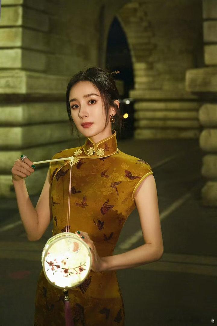 杨幂  🦊杨幂雅诗兰黛品牌全球代言人 你的人生没有捷径 也没有弯路 你走的路都
