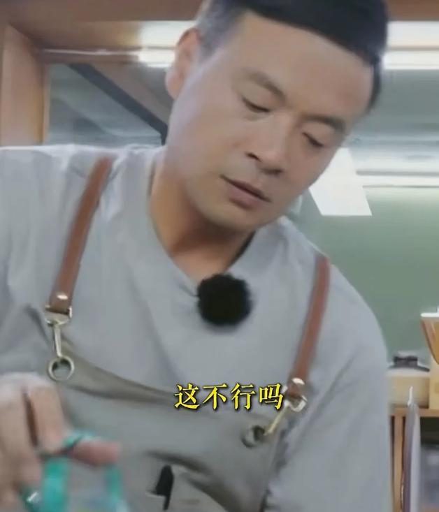 制作番茄炒蛋时，林大厨习惯性加水焖煮、水淀粉勾芡，王俊凯见状当即提出反对：“你这