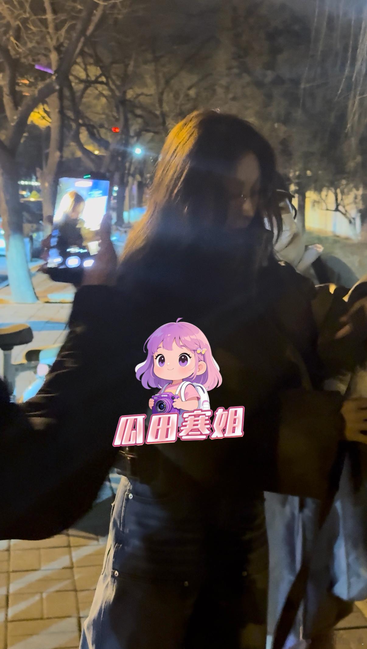 张小婉现身央视春晚彩排 和粉丝互动笑容好甜，呆呆萌萌的张小婉