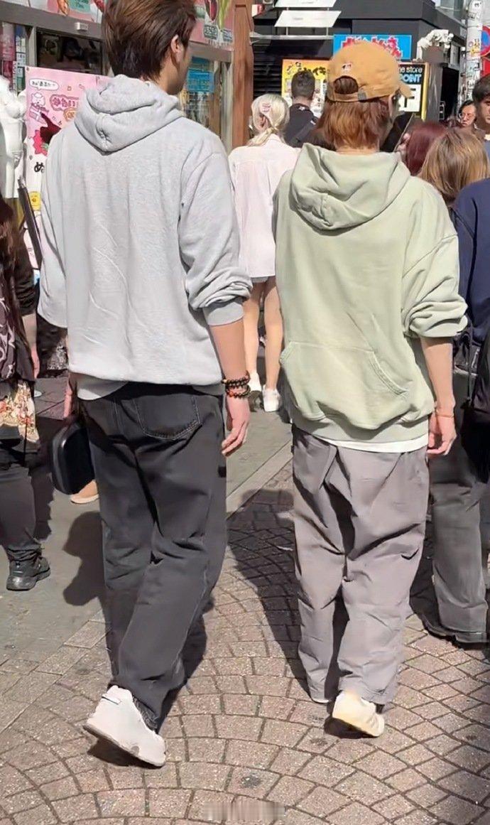 东京街头偶遇鹿晗哇塞，看到消息说有网友在东京街头偶遇鹿晗，素颜帅气依旧，顺毛的模