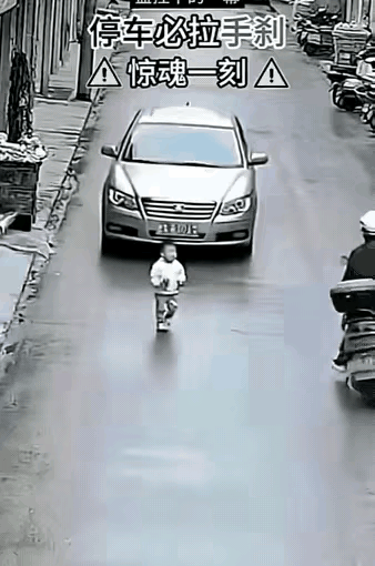 监控拍下的这一幕，看得人头皮发麻，又忍不住热泪盈眶。一辆未拉手刹的银色轿车，正顺
