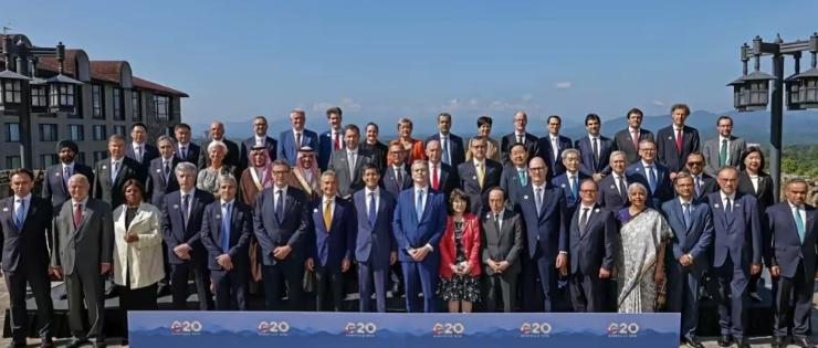 G20大合照刚刚曝光，站位安排就迅速引爆争议！日本代表现身“C位”，中国代表的位