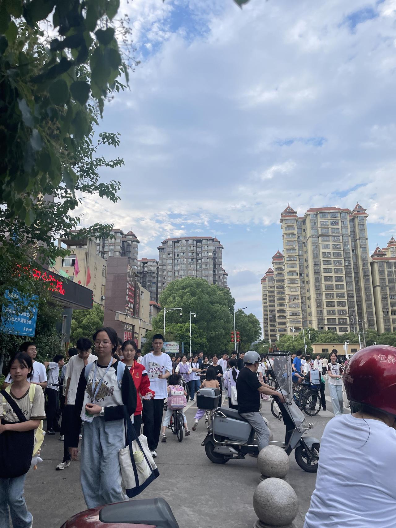 中小学生精神文明水平令人堪忧

前些日子，我替女儿去接中学孩子放学，当一群学生走