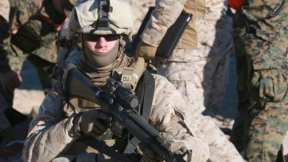 美国派遣海军陆战队前往中东，有可能存在控制霍尔木兹海峡的战略意图，伊朗威协要封锁