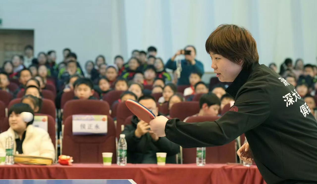 蒯曼为小学生展示球技[笑哭]，
王艺迪和小学生切磋球技[笑哭]，
钱天一、杨屹韵