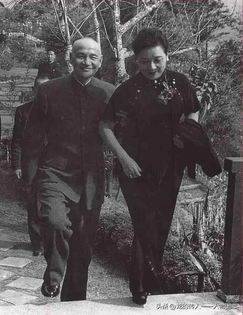 宋美龄与蒋介石同游公园