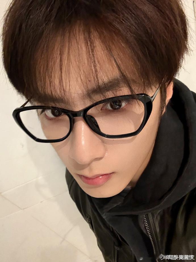 刘耀文东北自拍海南发刘耀文黑框高智男 刘耀文东北自拍海南发，黑框皮衣加持，高智酷