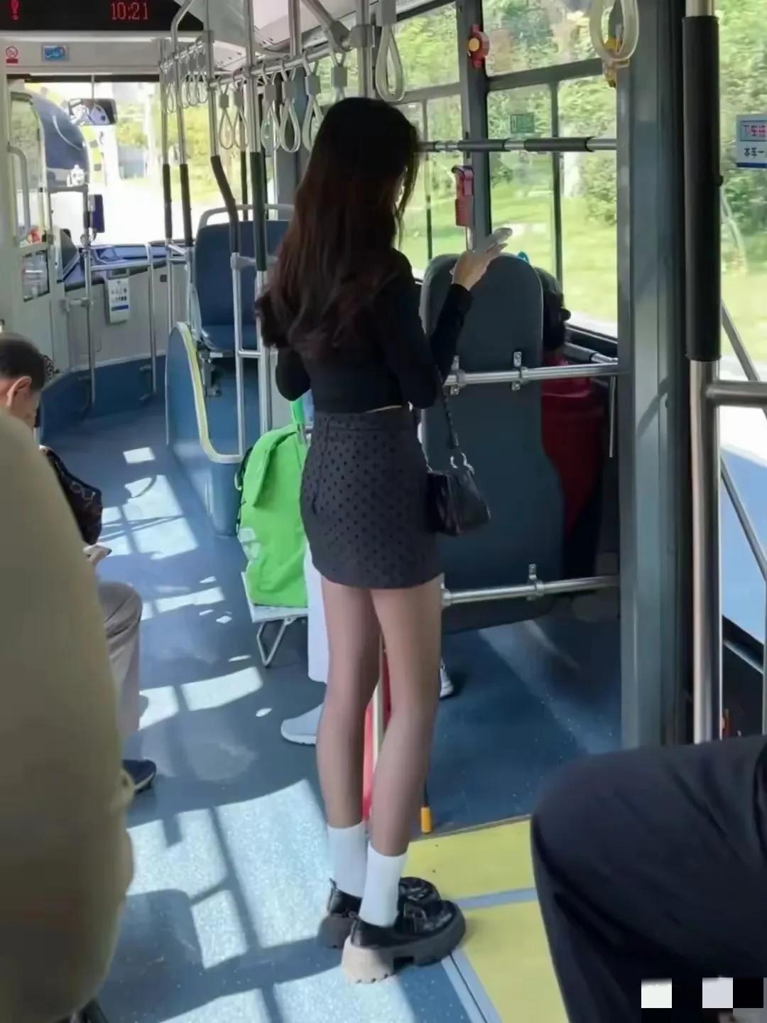 秋风起了，给人几分寒意。连女孩子都怕这个秋风送爽的季节了，纷纷穿起两种袜子来保暖