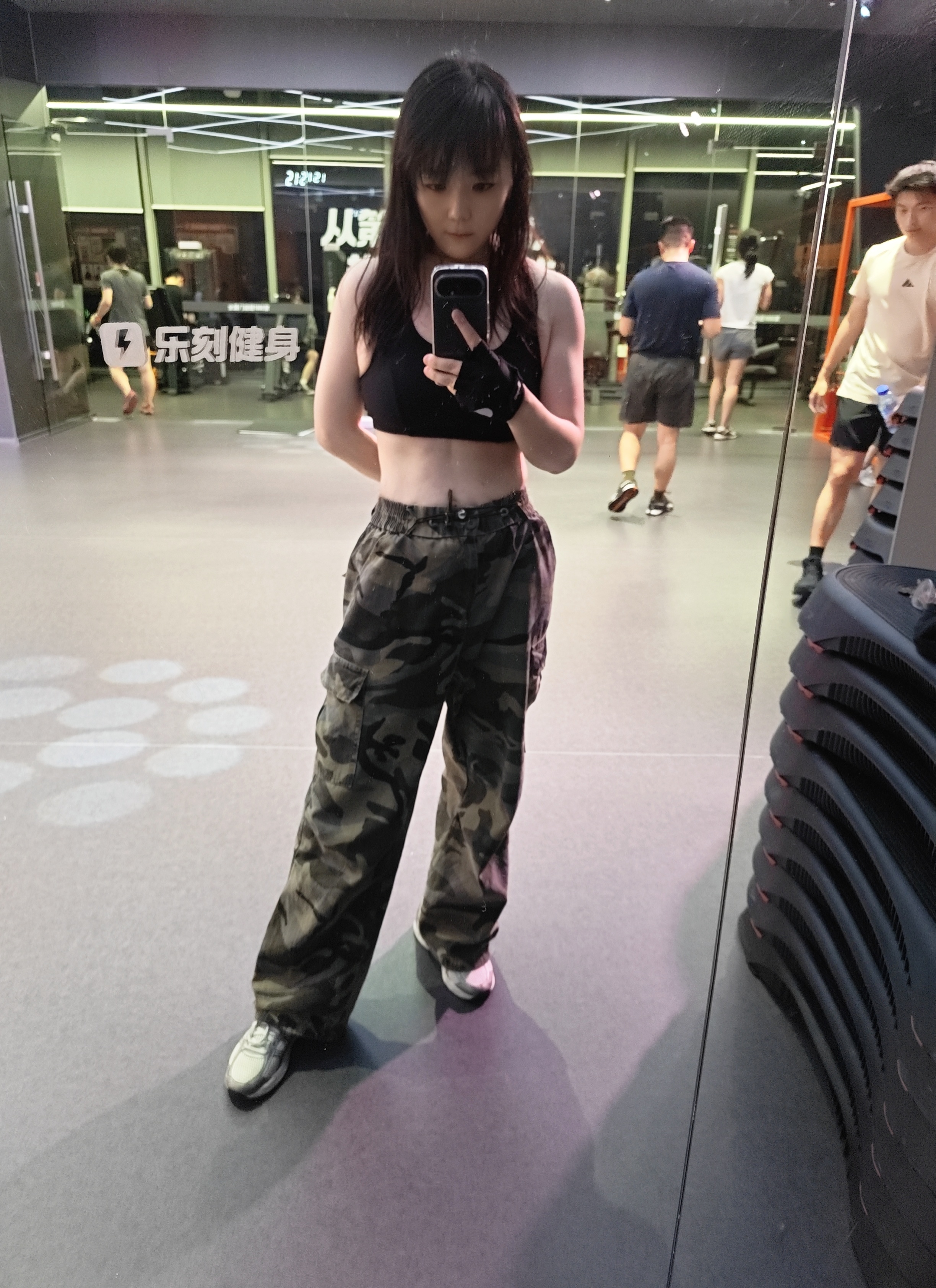 完全不需要美颜。可以随时见人。随时最真实面目示人。刚开始的时候俯卧撑只能做十个，