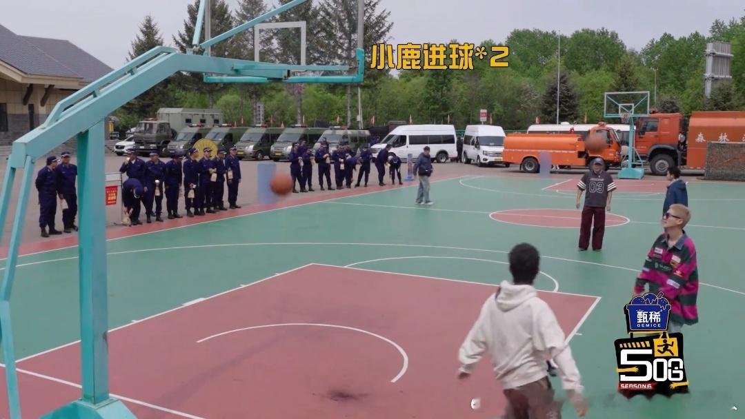 鹿晗连进两球鹿晗投篮又准又帅 连进两球还一脸轻松，鹿晗这篮球技能不是临时抱佛脚的