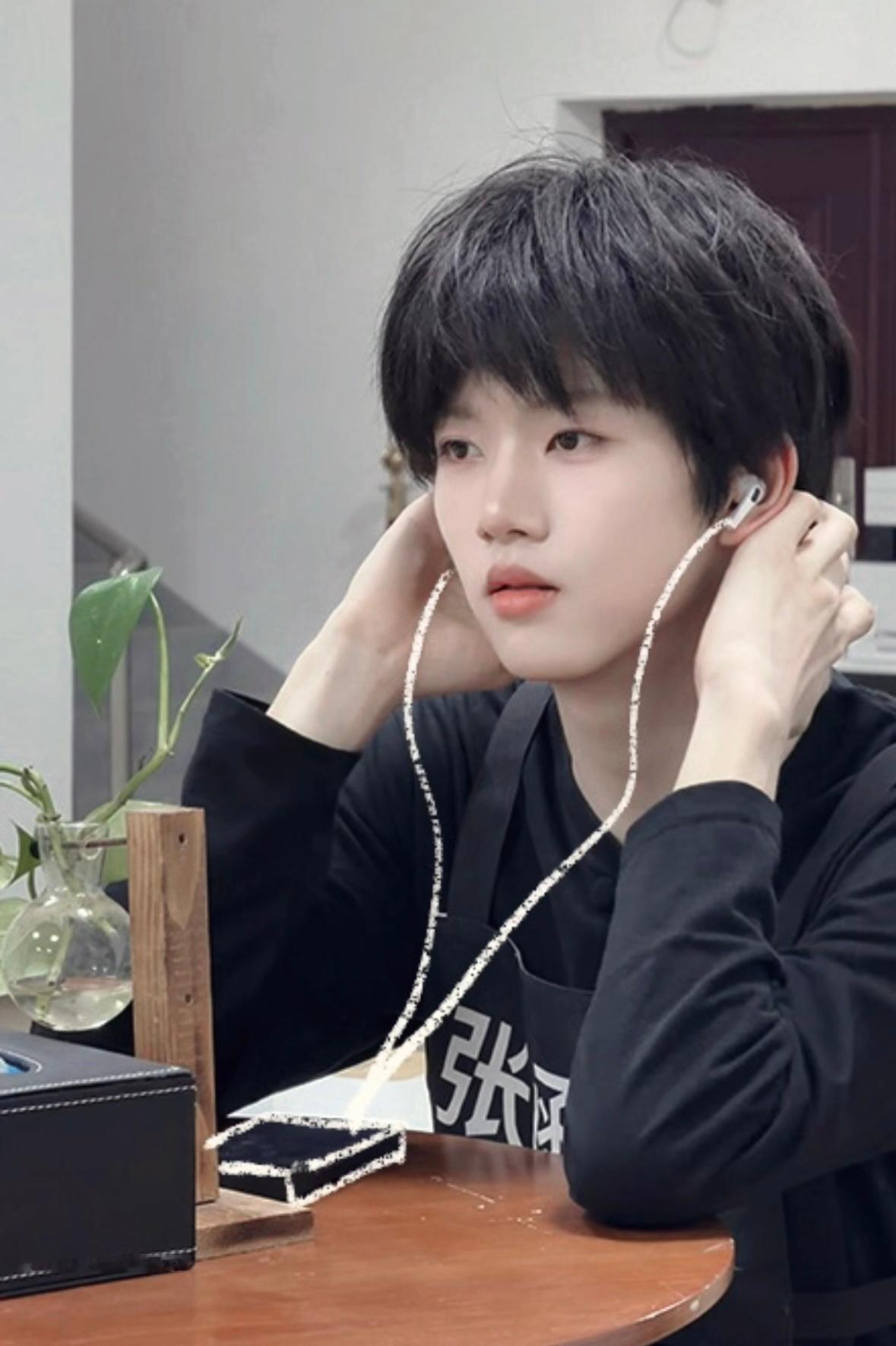 眉毛再画也比之前浅了好多诶  所以我哥漂眉的造型什么时候释出？ 