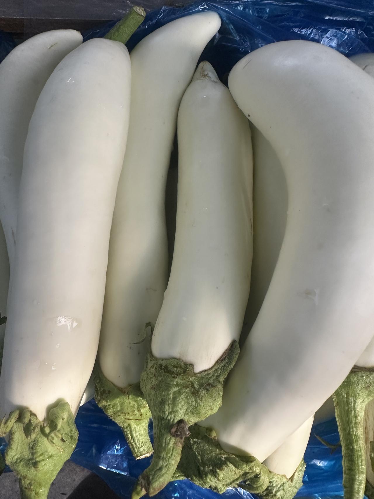 这年头
素菜都要吃不起了
钱不好赚
菜还越来越贵

早上老太太说
想吃渣茄子
还