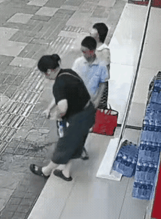 一位大妈路过，拿走了两瓶水，本该珍惜这份善意，她却直接拆开一瓶纯净水用来洗脚。可