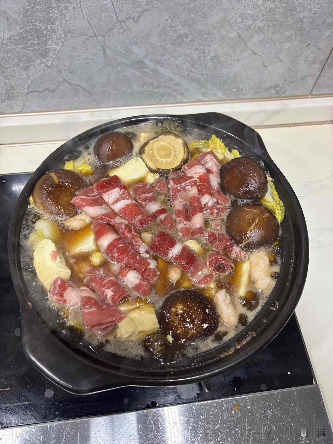 今晚广州15度，也不想出去吃，在家来一个寿喜锅，寿喜汁加水调好，白菜铺在下面，豆