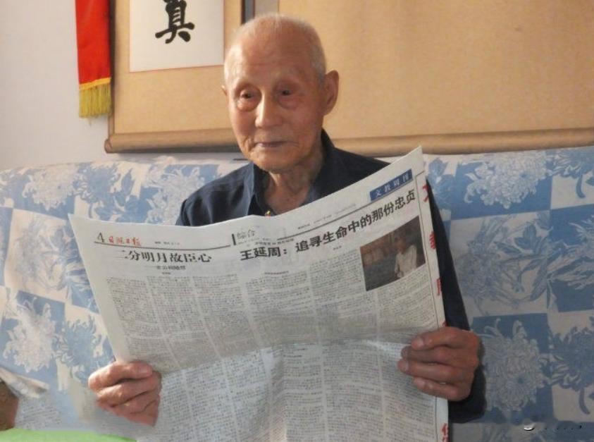 1983年，63岁老人正给领导倒水，领导低头一看，这老人竟穿着空军专用的拉练裤，