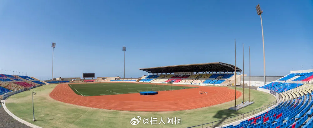 你敢相信这是一个打进世界杯32强的国家足球最大体育场吗？没错，他就是佛得角国家体