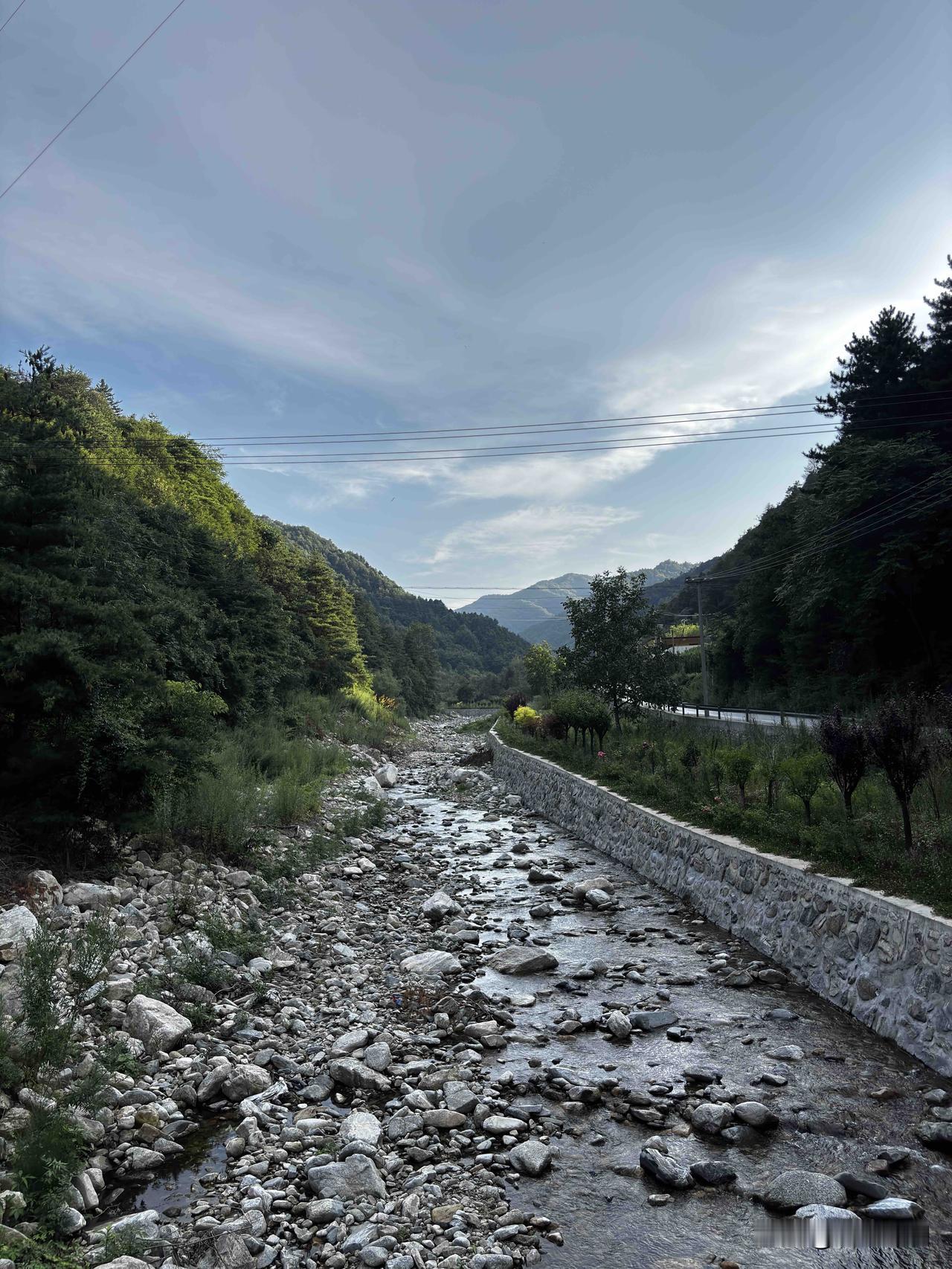 蓝田水磨附近这房子，秦岭大山，一栋老民居，门前菜地，背靠青山。这就是山里人家最朴