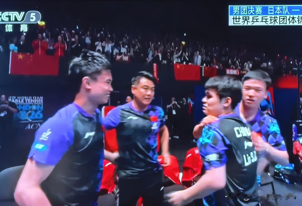 三个没上场的围着一个“委屈的”小石头，这画面充满故事。
王皓:比赛中对小石头绷脸