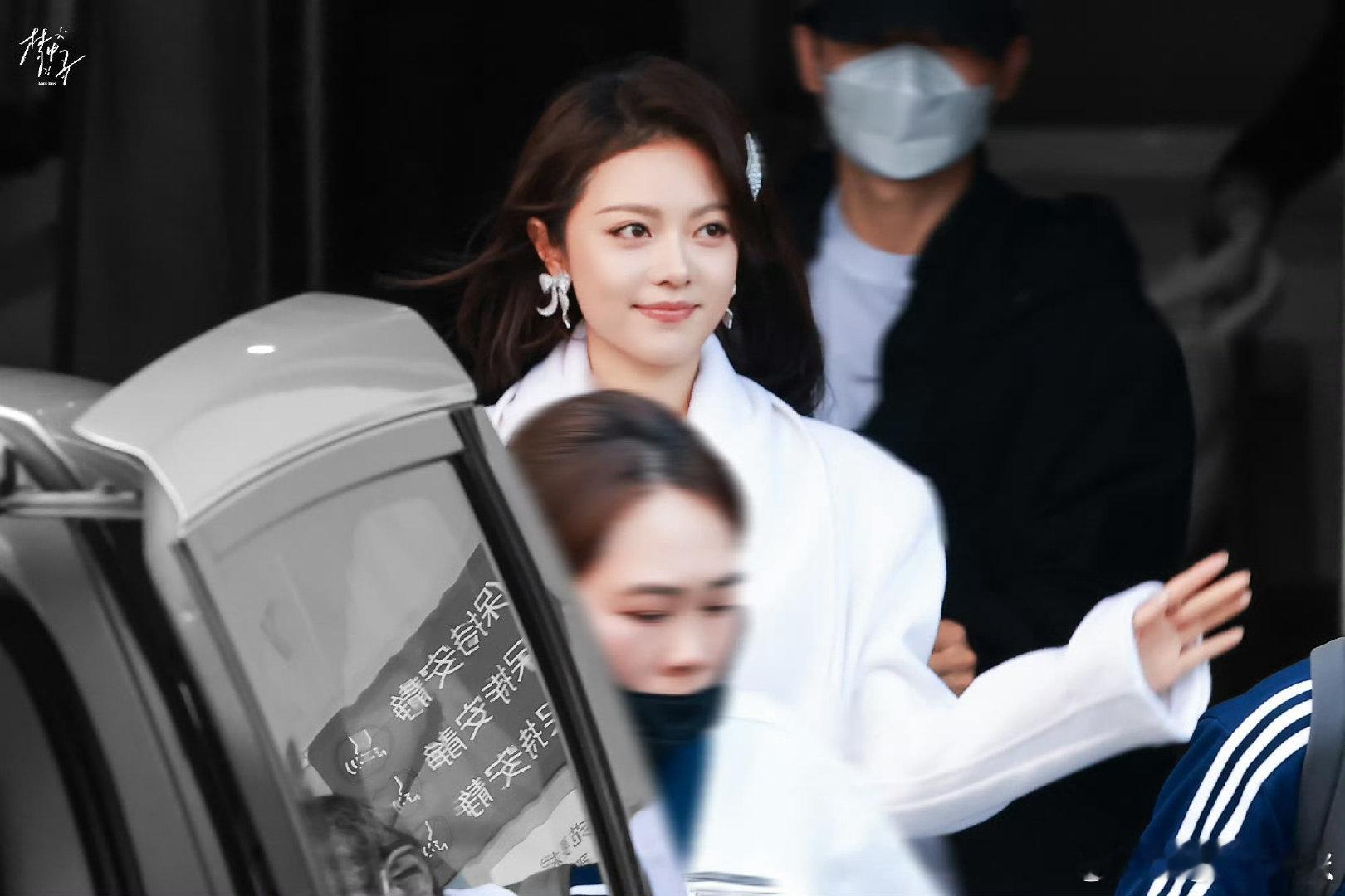 谁不喜欢穿白色大衣的赵今麦？简约大气的造型衬得她身姿挺拔，气质清冷又温柔，像冬日