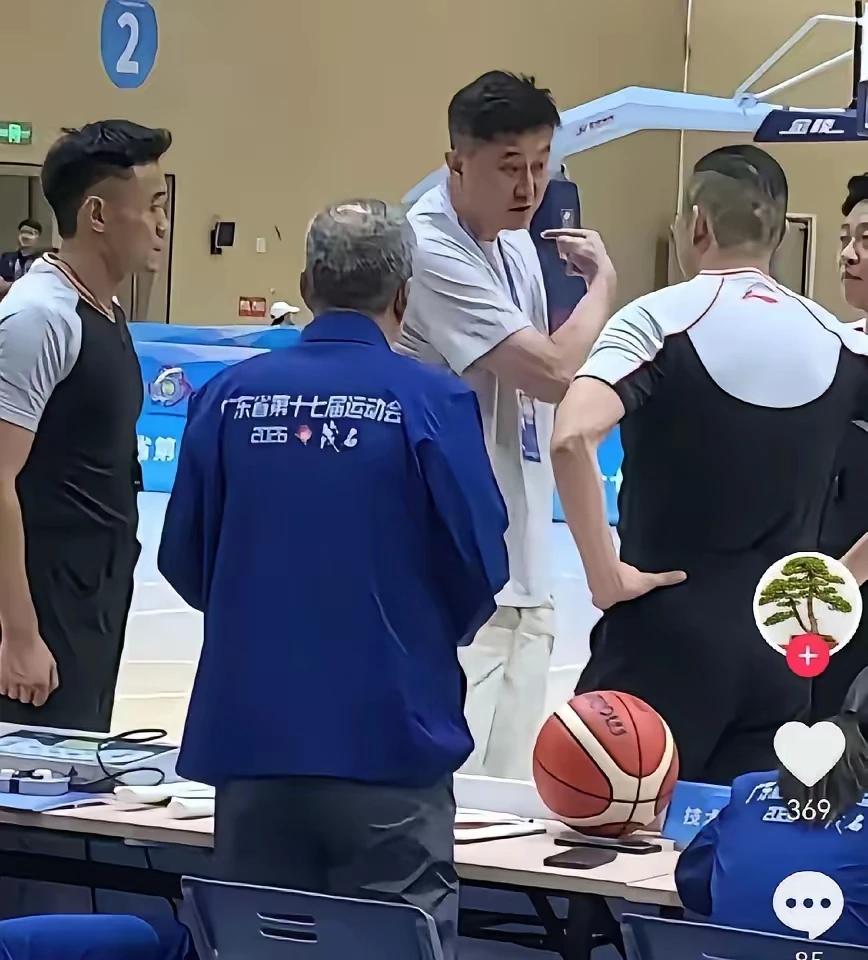 杜锋在做广东宏远主教练和国家队主教练时，在不同主教练身份时期的执教期间里都要服从