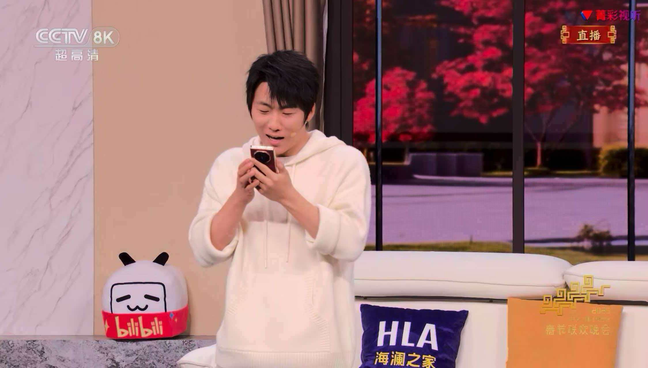 马年春晚华为出镜率你要问我今年春晚印象最深的是什么，那我只能说还是华为！再登春晚