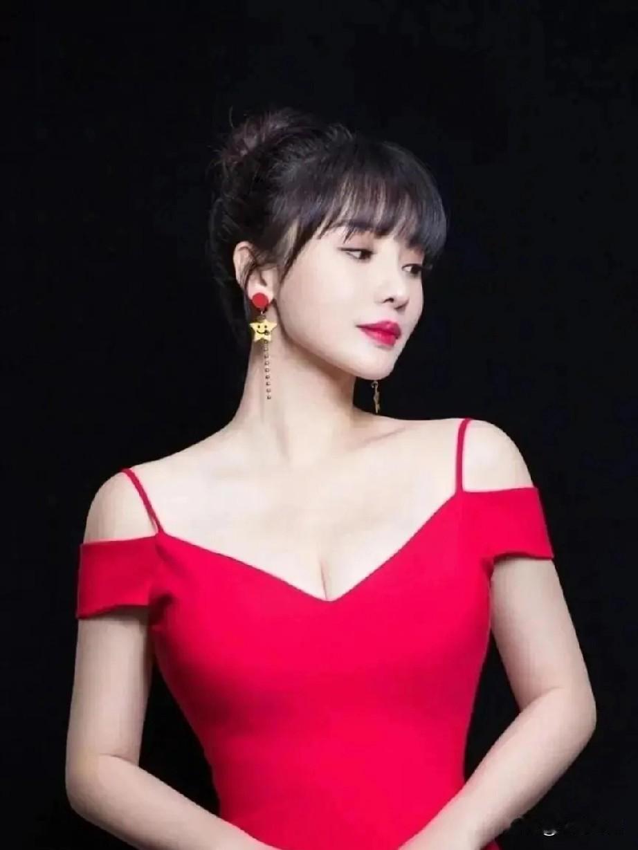 中国诗人为演员柳岩写的一首“接龙诗”！

杨柳青青醉仙川
川云环绕抱翠岩
岩开天